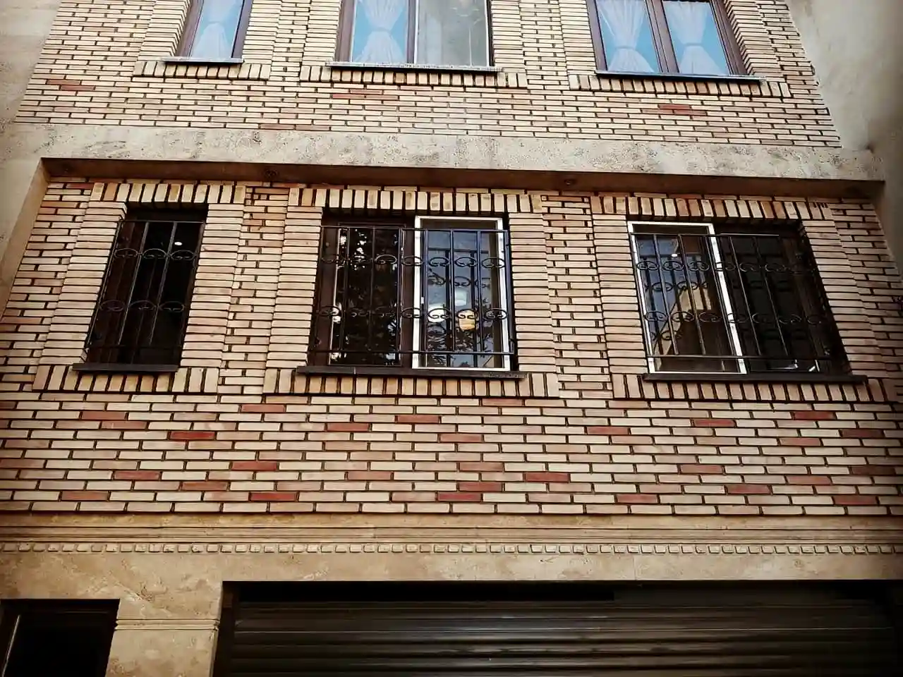 حفاظ پنجره فرفورژه با طرح گل و ویژگی های آن حفاظ پنجره فرفورژه با طرح گل و ویژگی های آن