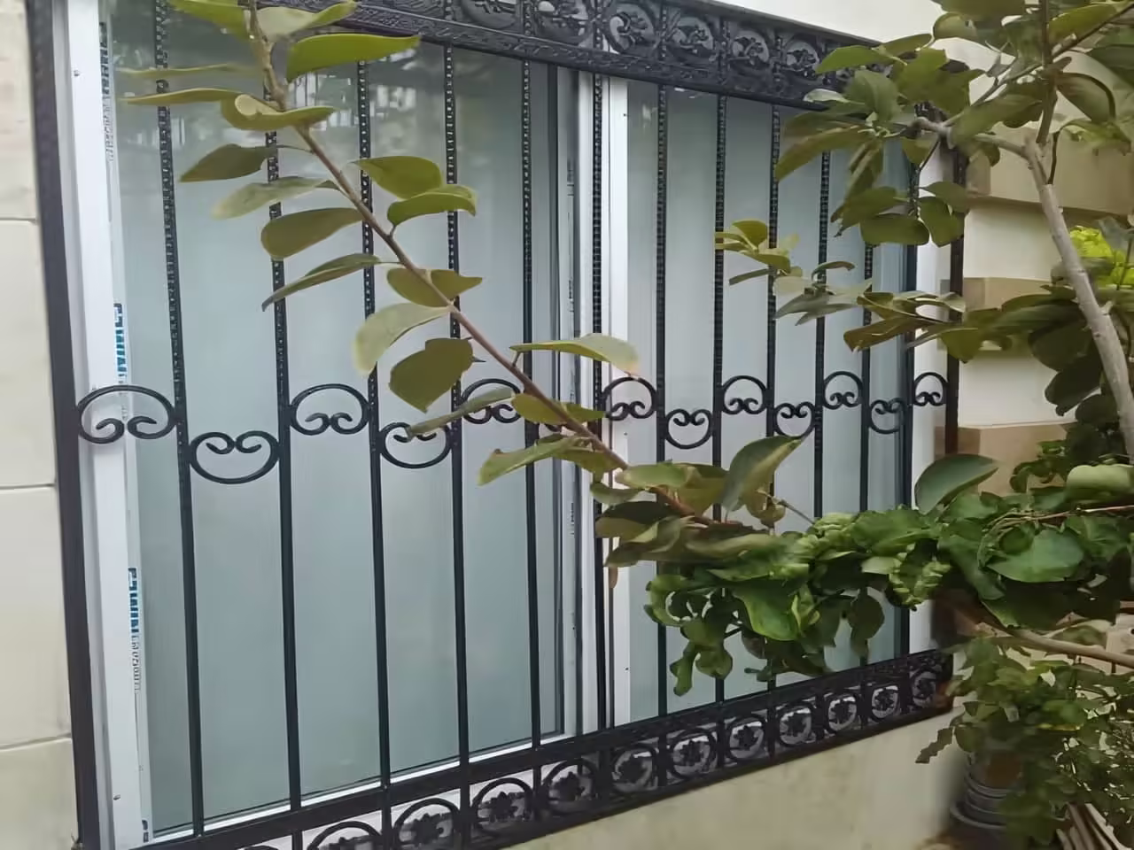 حفاظ پنجره کلاسیک و تفاوت آن با مدل های مدرن حفاظ پنجره کلاسیک و تفاوت آن با مدل های مدرن