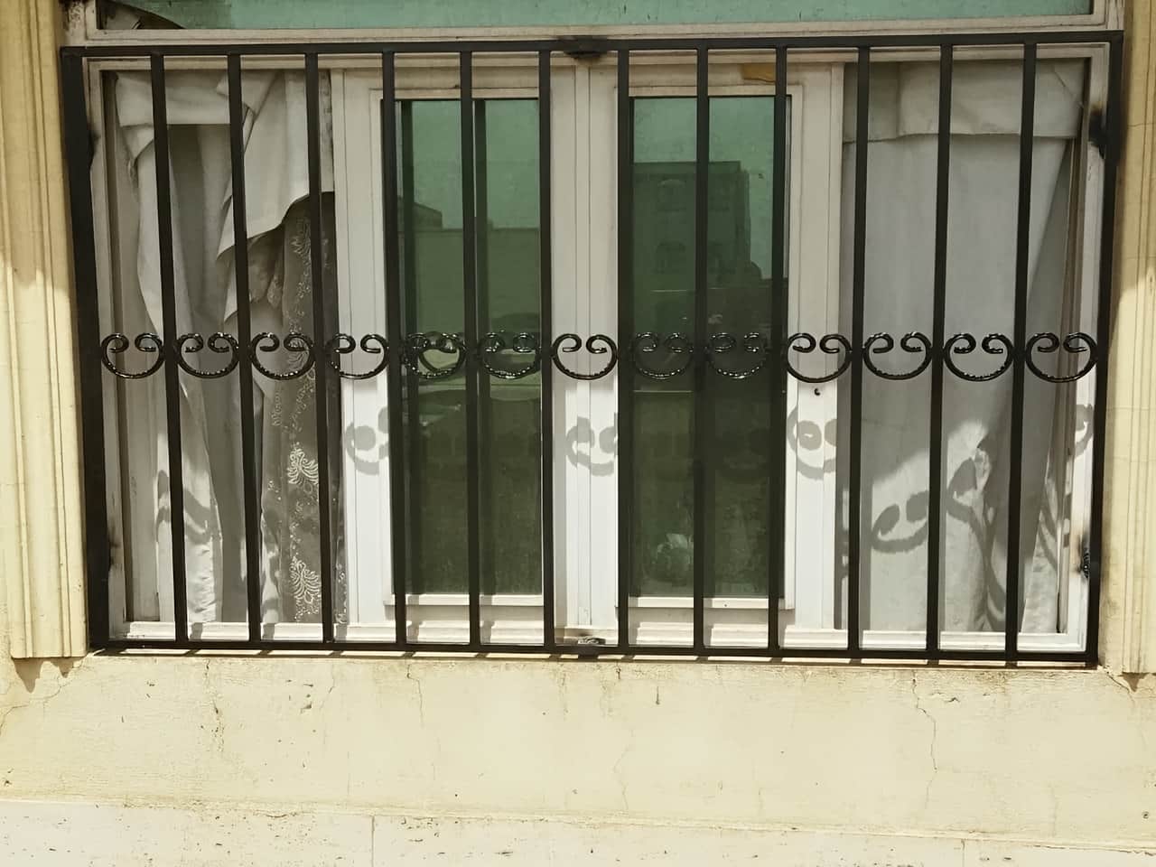 چگونه یک حفاظ پنجره مناسب برای ساختمان انتخاب کنیم