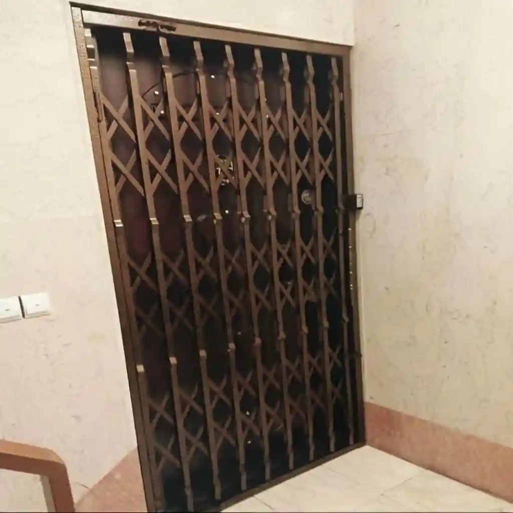 درب آکاردئونی سه گل