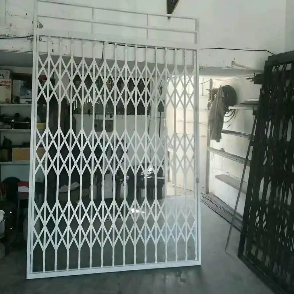 درب آکاردئونی سه گل