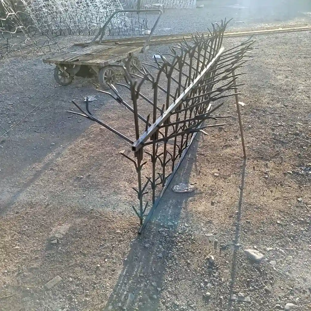 حفاظ شمشادی دیواری برای دیوار سنگی