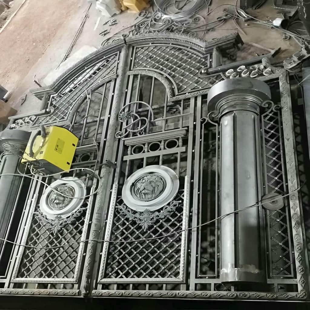 درب حیاط آهنی کلاسیک مدرن