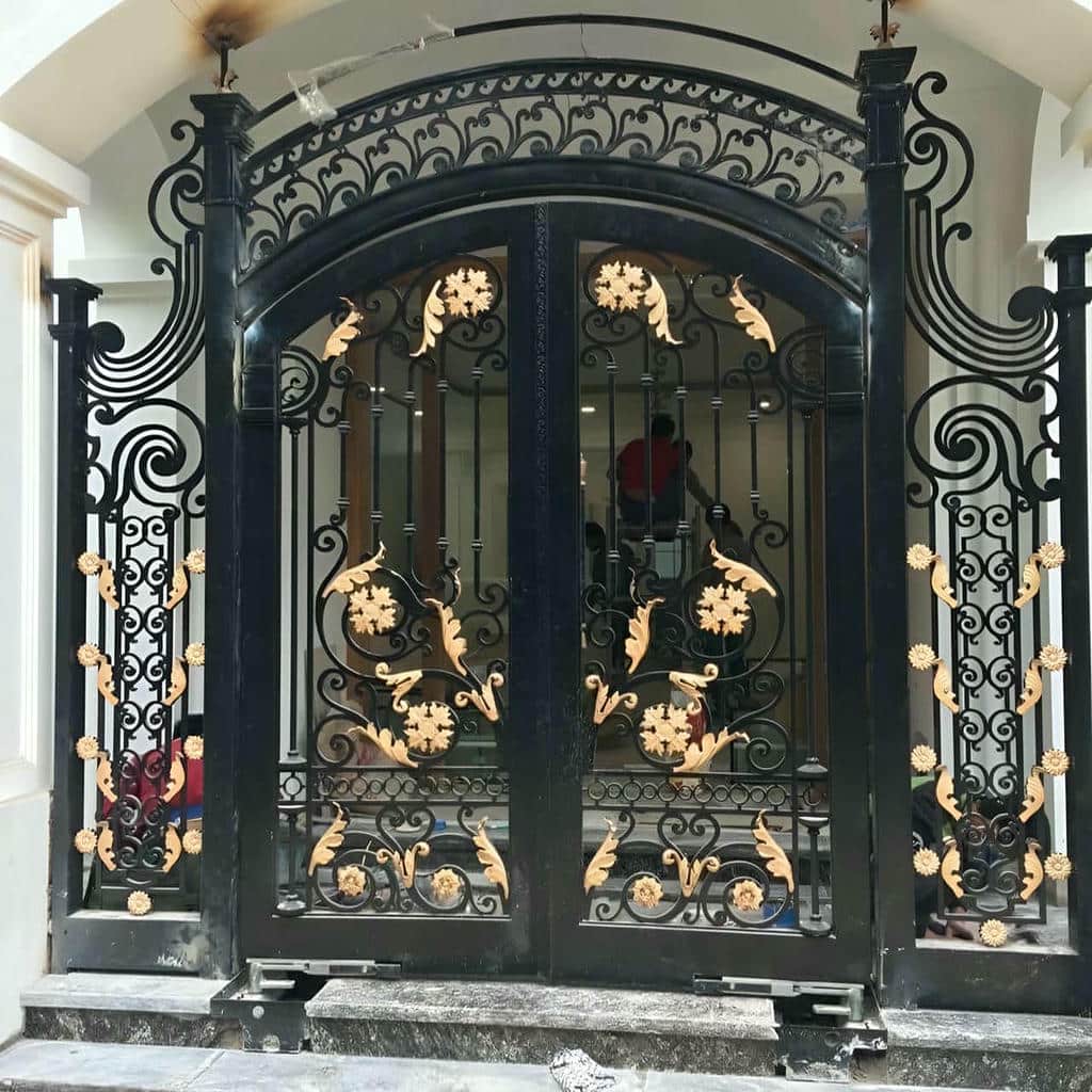 خرید درب فلزی ورودی ویلا هماهنگ با نمای ویلا