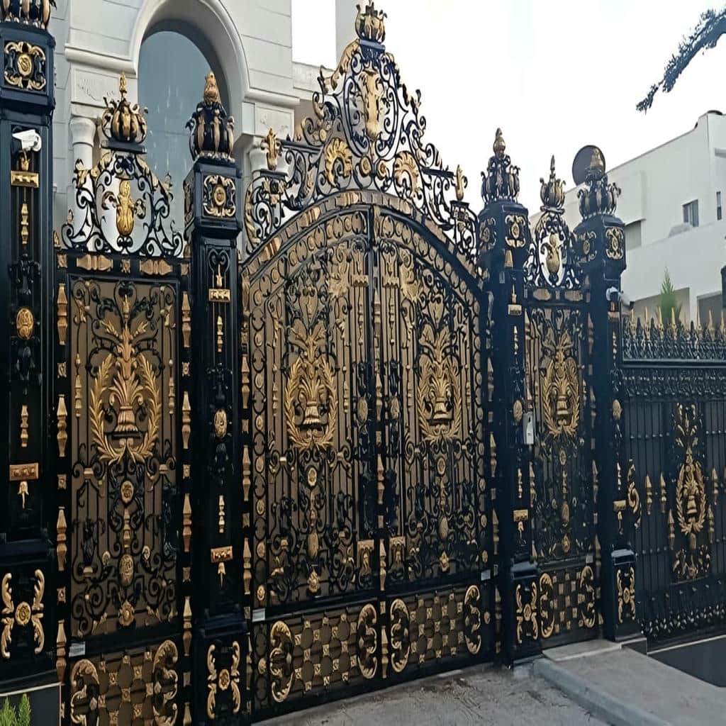 نصب درب پارکینگ فرفورژه هماهنگ با نما