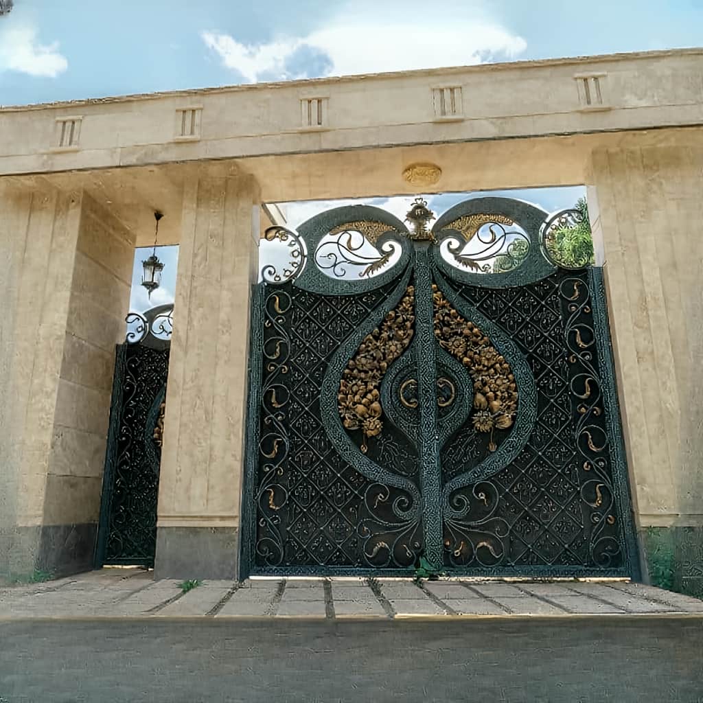 نصب درب فلزی دسته گل نفررو