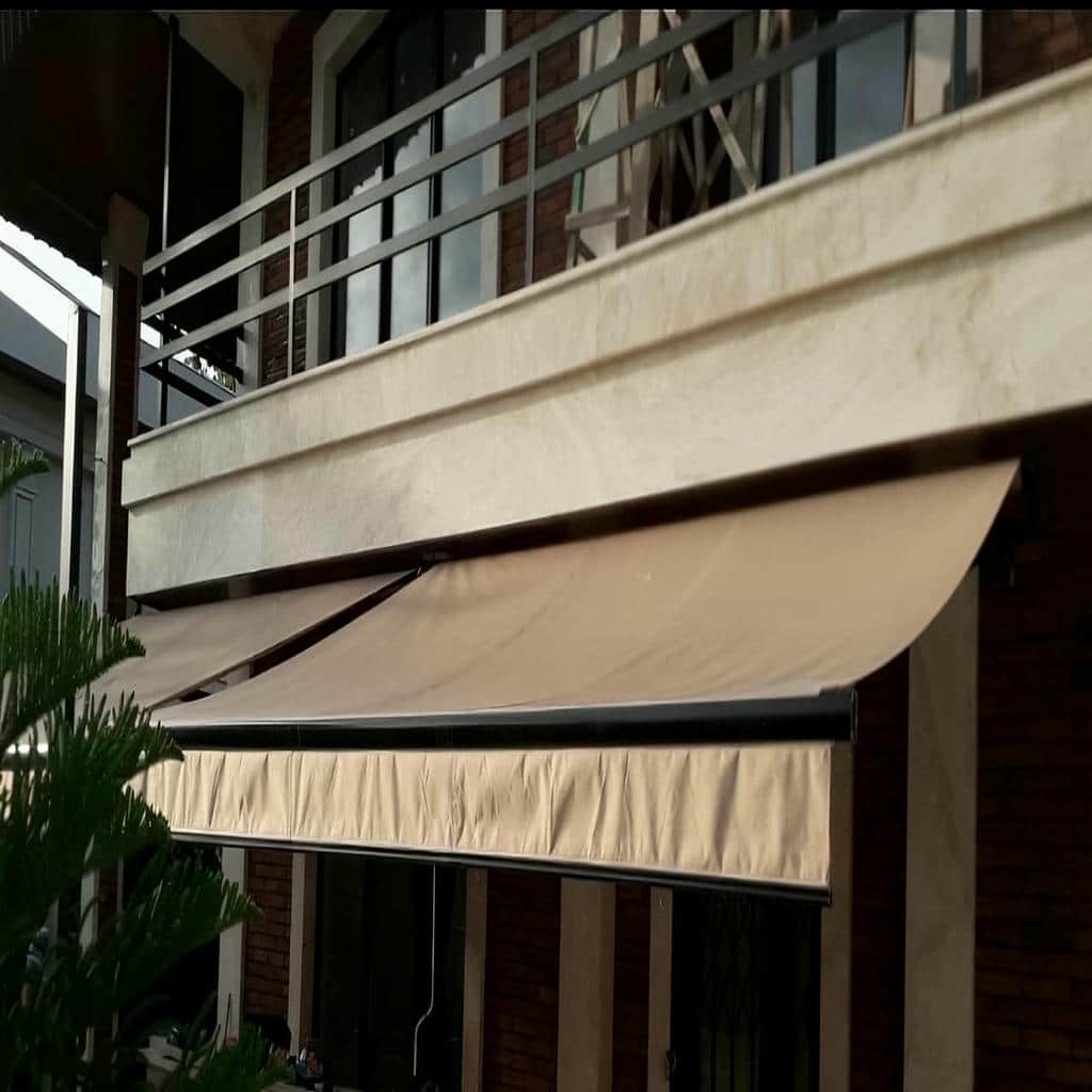نصب سایبان برقی بازویی اتوماتیک ضدآب در لواسان
