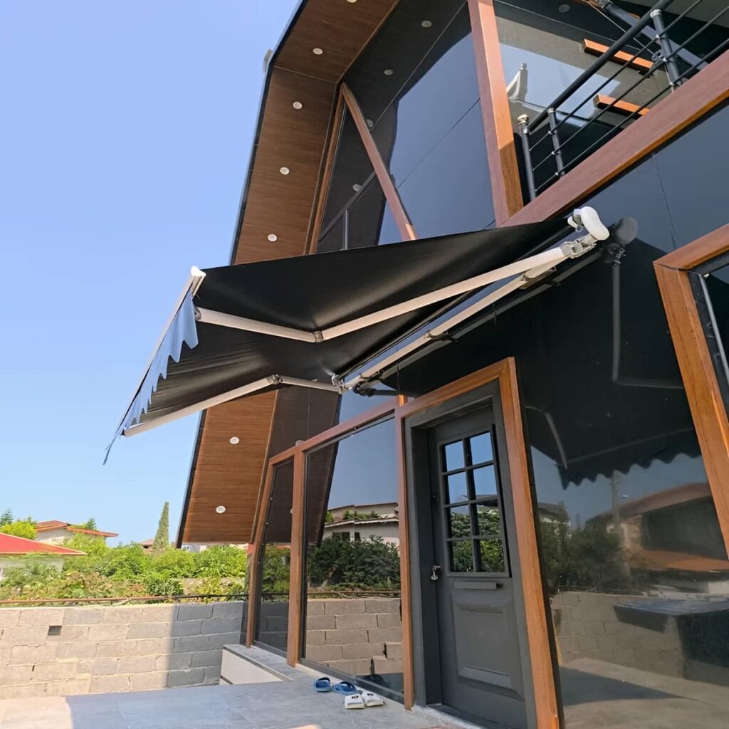 سایبان برقی بازویی اتوماتیک در سیرجان