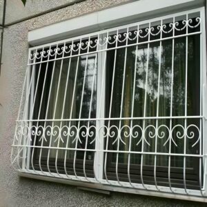 نرده پنجره آهنی در باغ عباس‌آباد