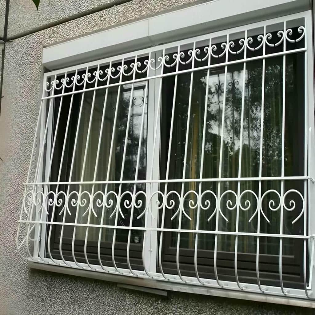 نرده پنجره آهنی در باغ عباس‌آباد
