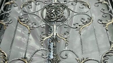نرده پنجره آهنی در نسیم شهر