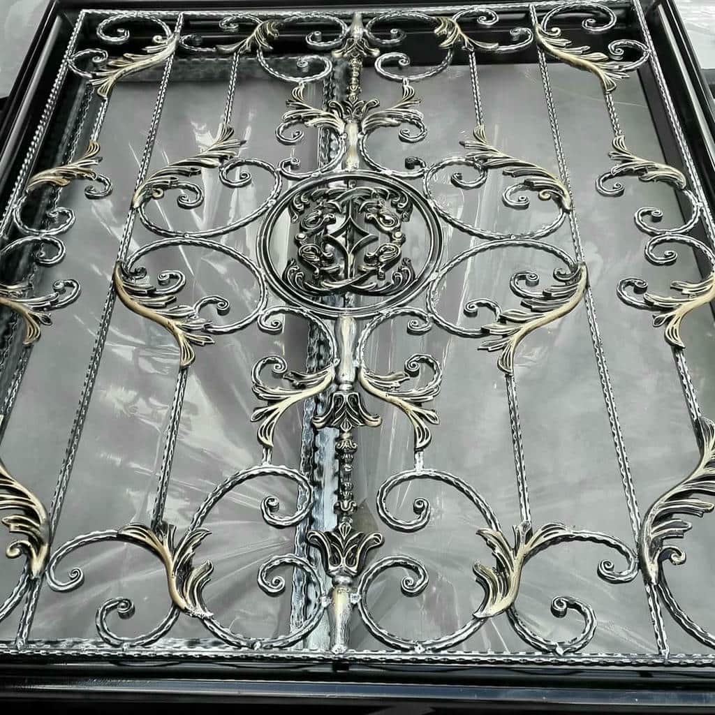 نرده پنجره آهنی در نسیم شهر