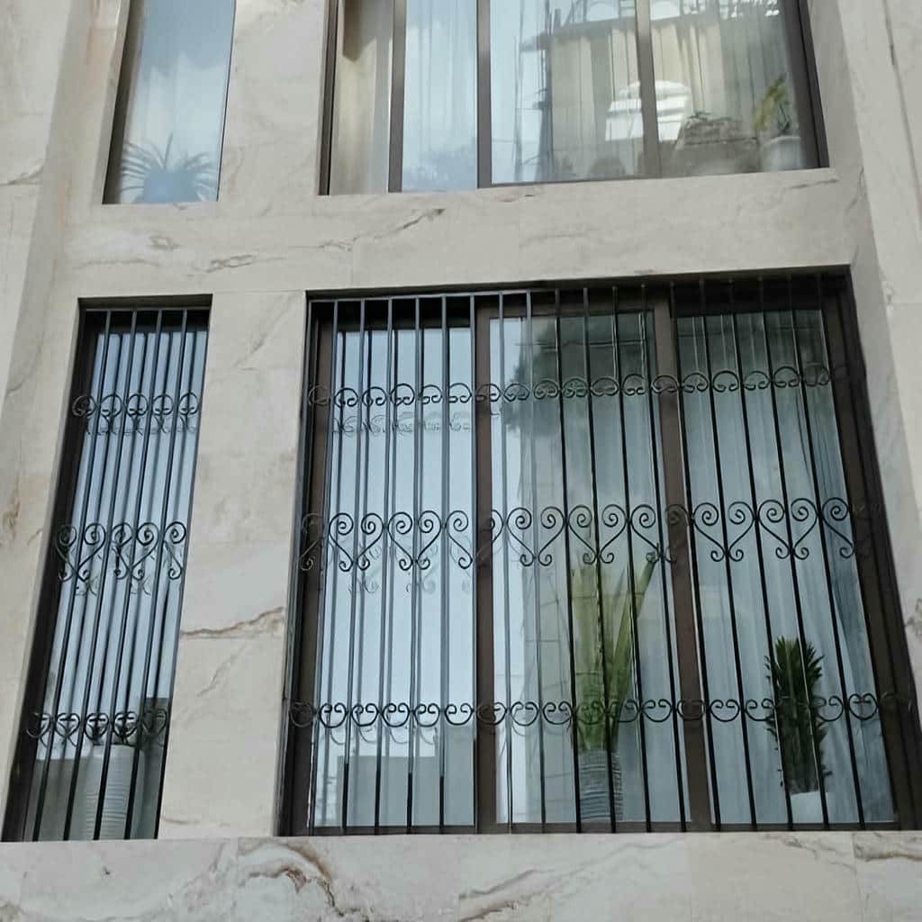 نرده پنجره آهنی در کمال شهر