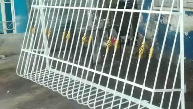 نرده پنجره آهنی در بندر دیلم