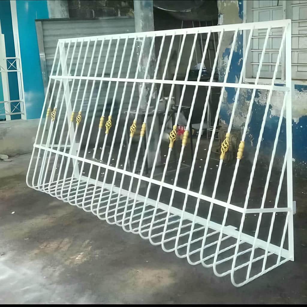 نرده پنجره آهنی در بندر دیلم