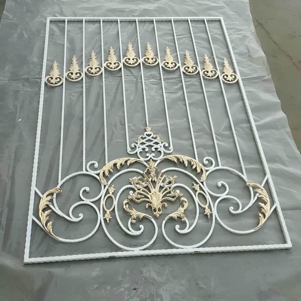نرده پنجره آهنی در بندر انزلی