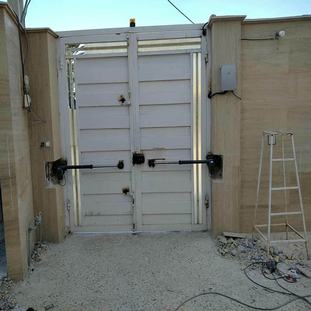 نصب جک درب پارکینگ اتوماتیک لولایی در قم