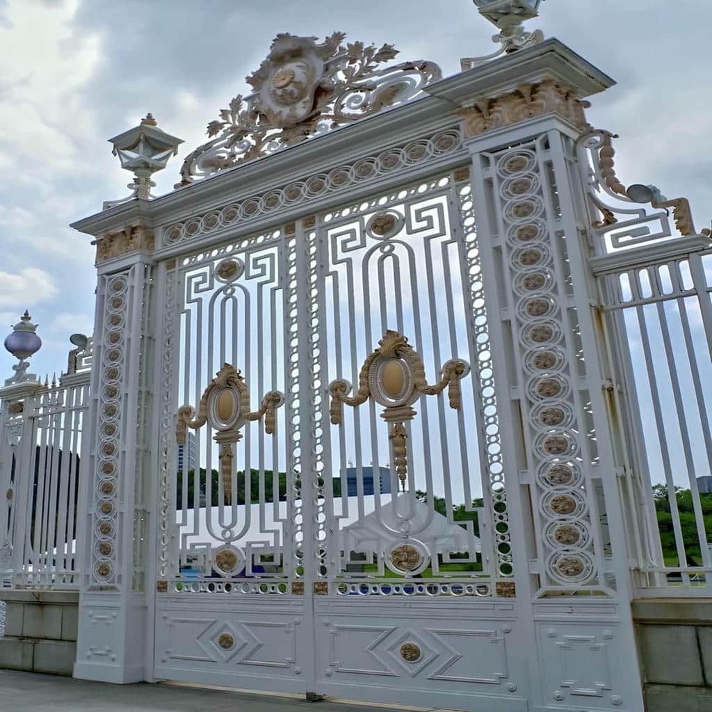 نصب درب حیاط ویلا مدرن در ایلام