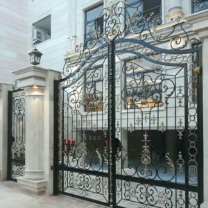 درب حیاط ویلا در کمال شهر