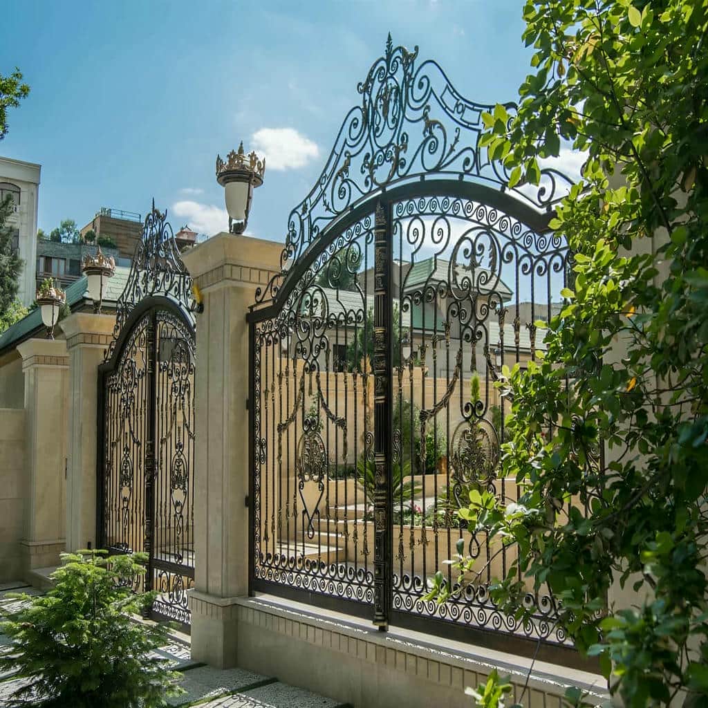 نصب درب حیاط ویلا مدرن در ساری