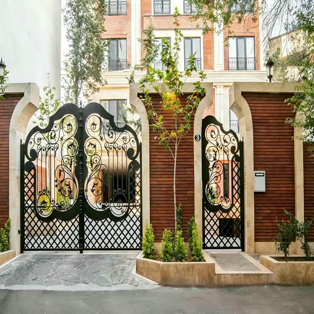 نصب درب حیاط ویلا کلاسیک در رفسنجان