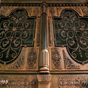 درب حیاط ویلا در باغ عباس‌آباد