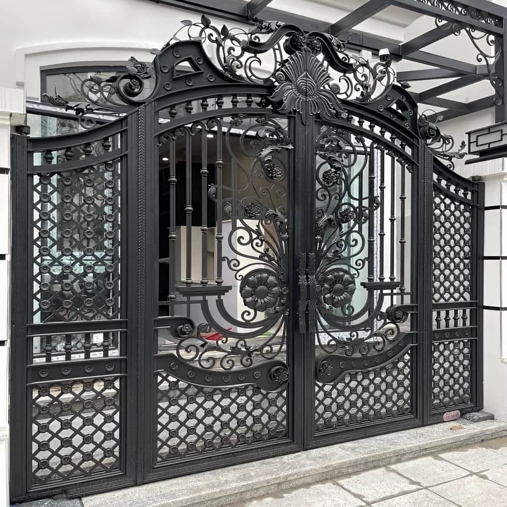 نصب درب حیاط ویلا مدرن در کاشان