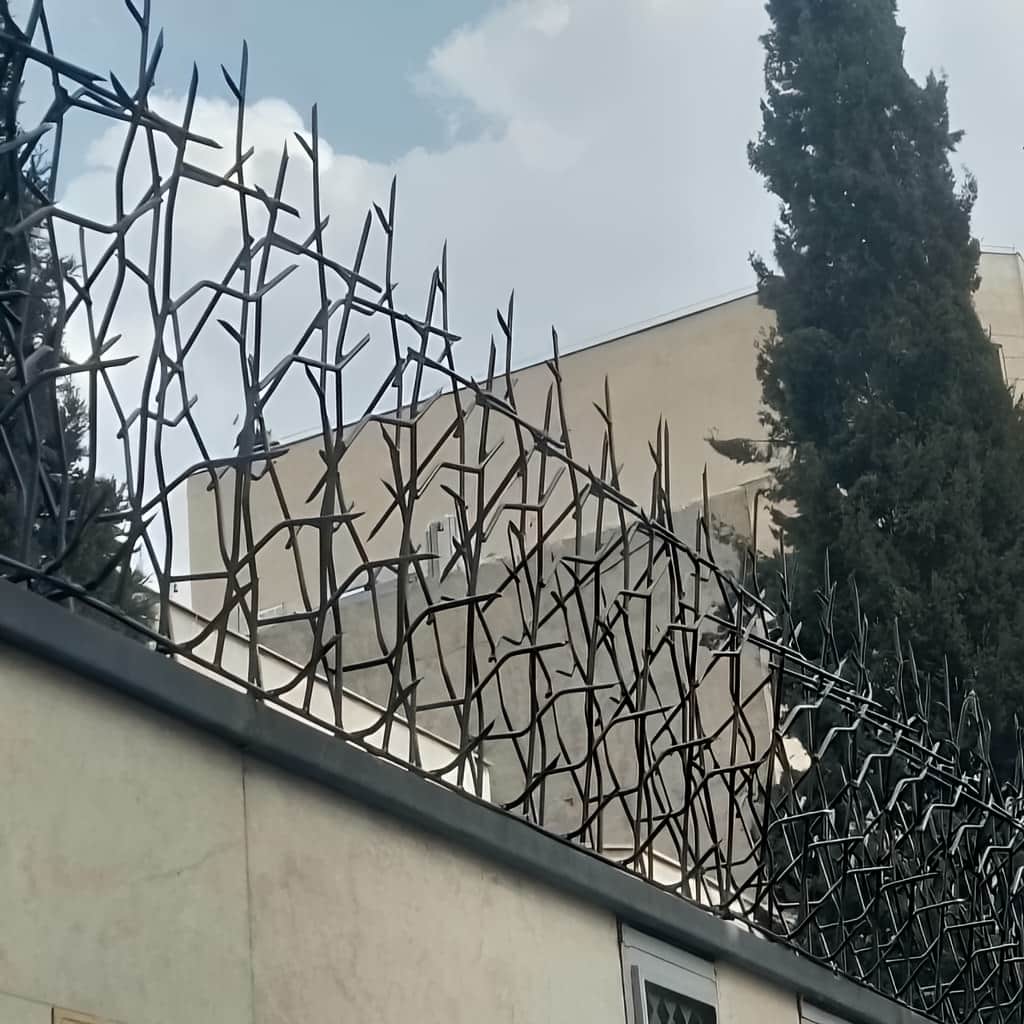 حفاظ سرنیزه ای و شاخ گوزنی با شاسی فلزی محکم