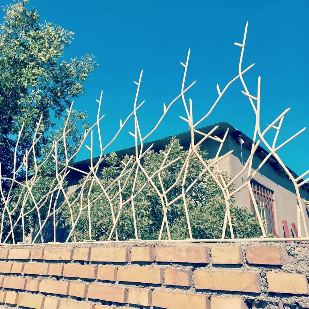 حفاظ شاخ گوزنی و حفاظ سرنیزه ای با نصب اصولی روی تاج دیوار