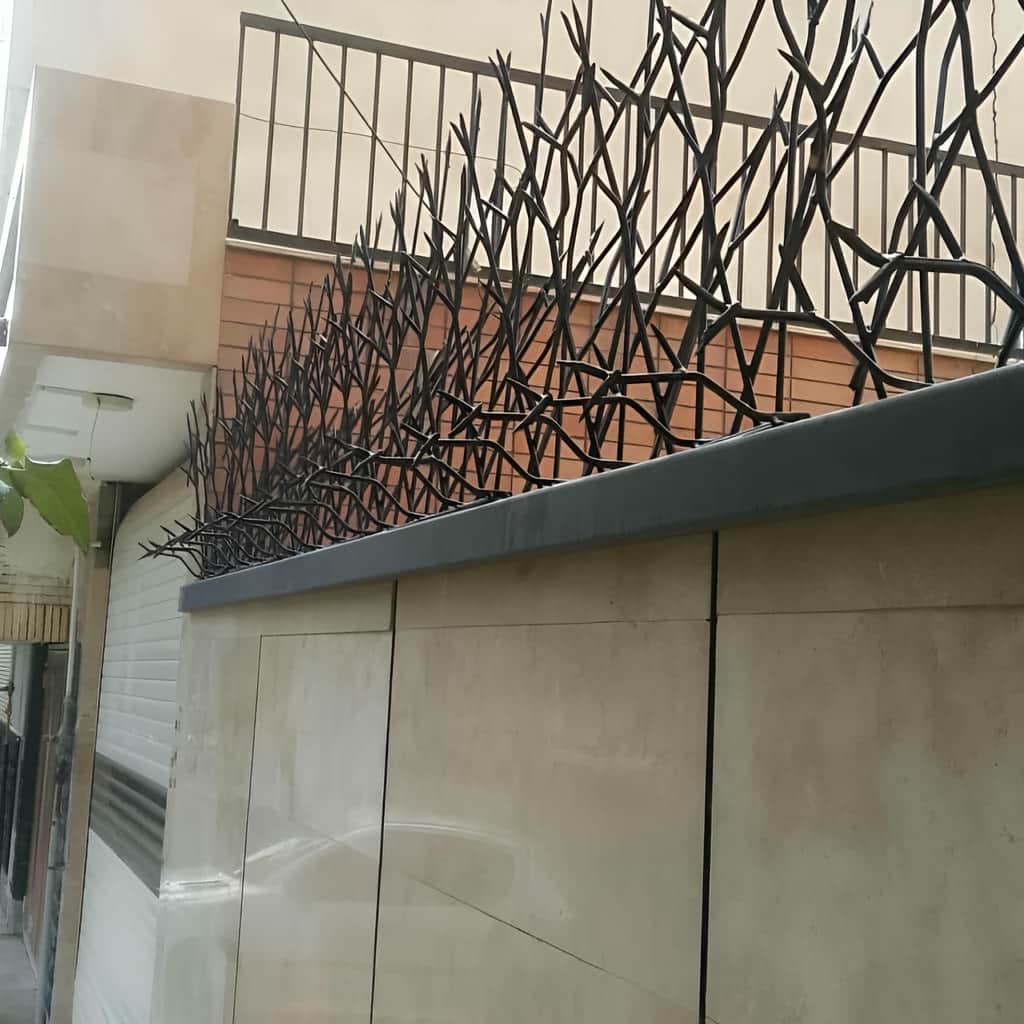 اتصال حفاظ شاخ گوزنی خاردار با رنگ مقاوم روی سطح فلز