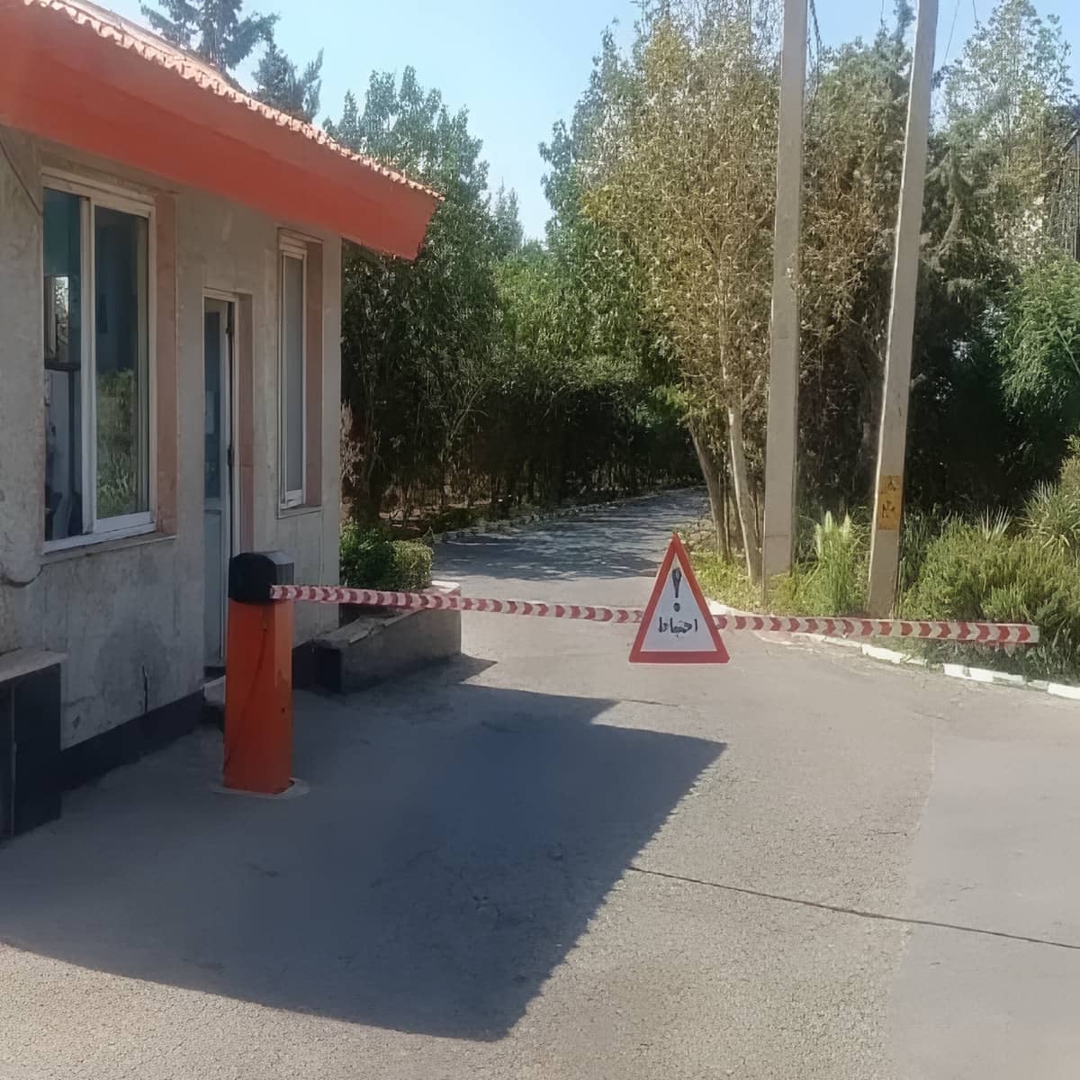 راهبند مجهز به سیستم تشخیص پلاک با برد فرمان محافظت شده راهبند مجهز به سیستم تشخیص پلاک با برد فرمان محافظت شده