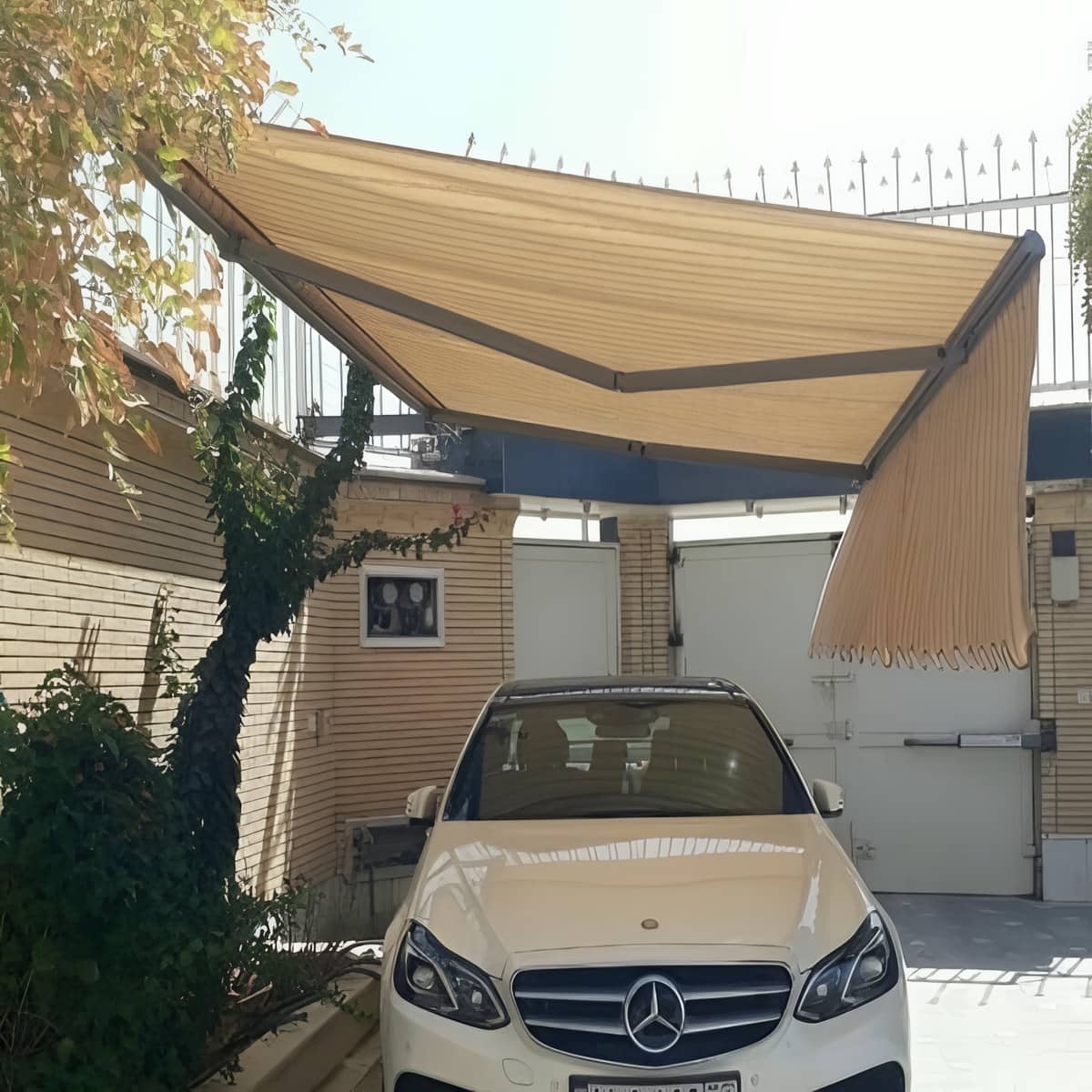 سایبان برقی با شیب مناسب برای تخلیه آب سایبان برقی با شیب مناسب برای تخلیه آب