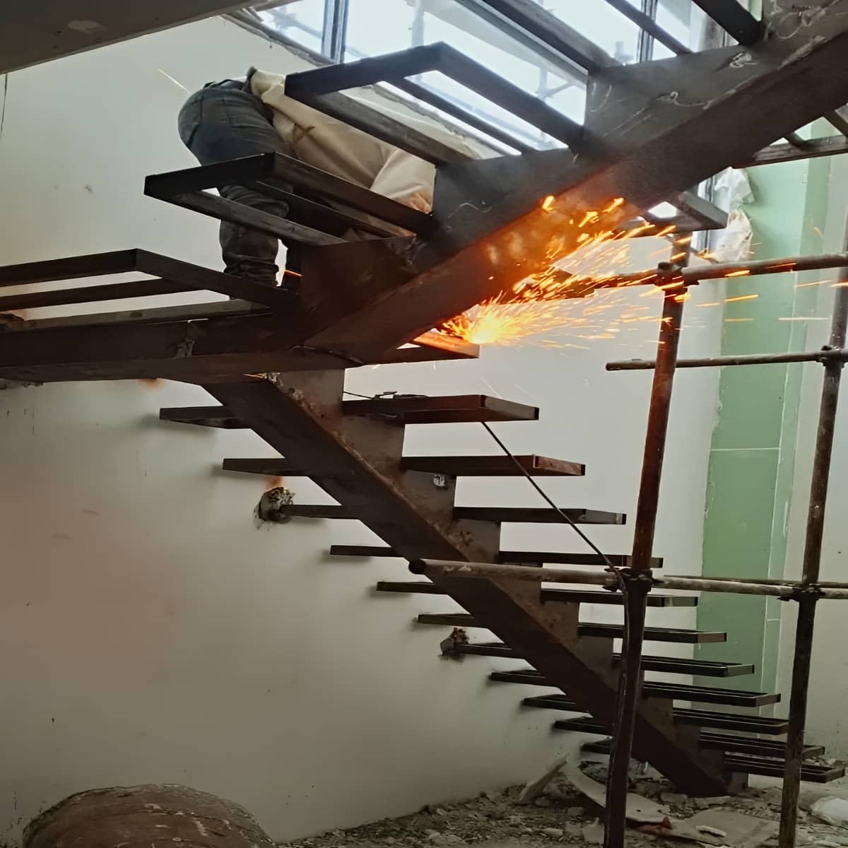 پله آهنی کنسولی مدرن با کف پله سنگی