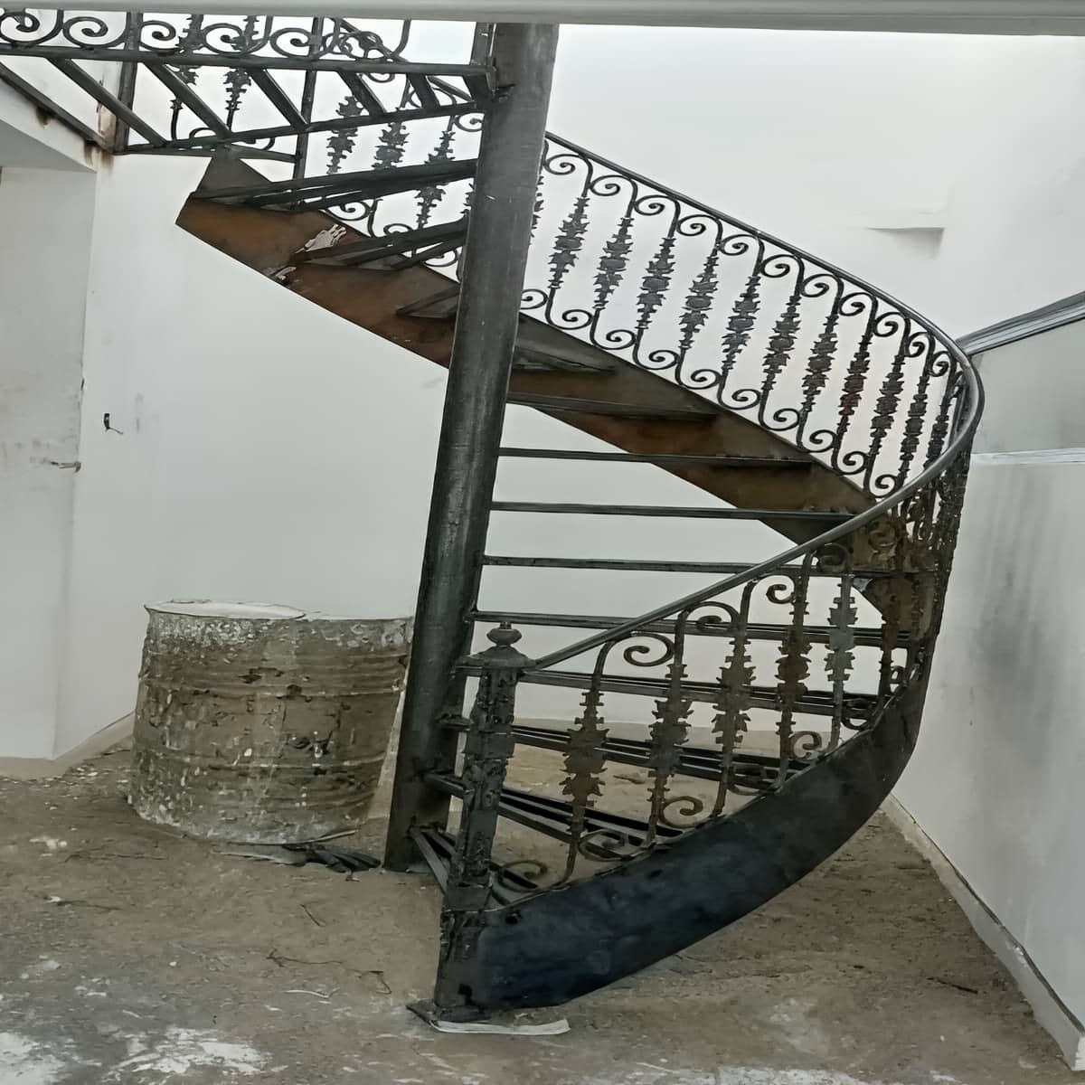 پله آهنی کم جا ایمن با نرده فلزی مطمئن
