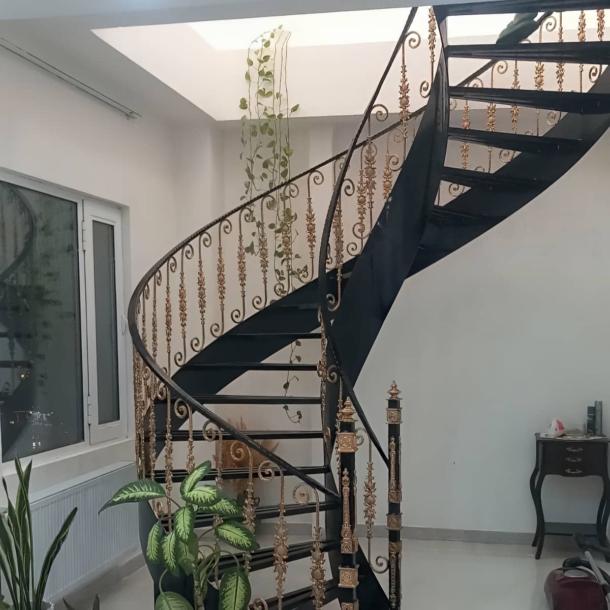 پله گرد آهنی کم جا با رنگ کوره ای مات