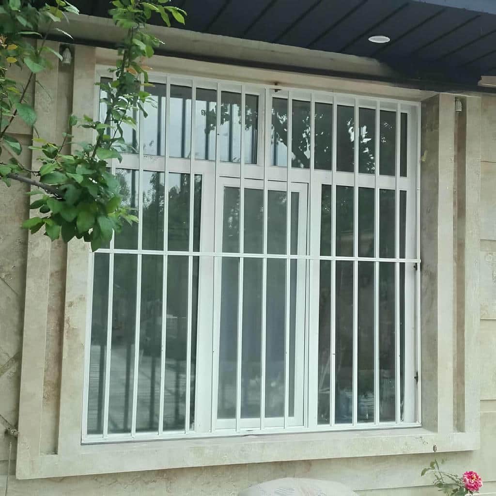 حفاظ پنجره فلزی با فریم مقاوم روی پنجره طبقه پایین
