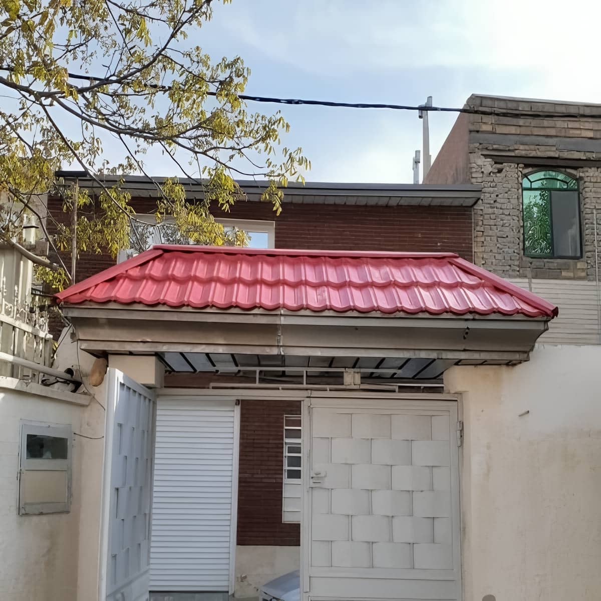 آردواز پارکینگ با رنگ هماهنگ نما