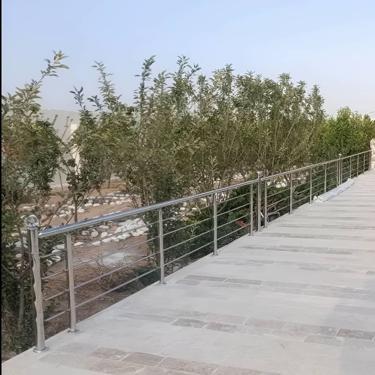 نرده استیل بالکن مدرن با ترکیب شیشه و یراق استیل