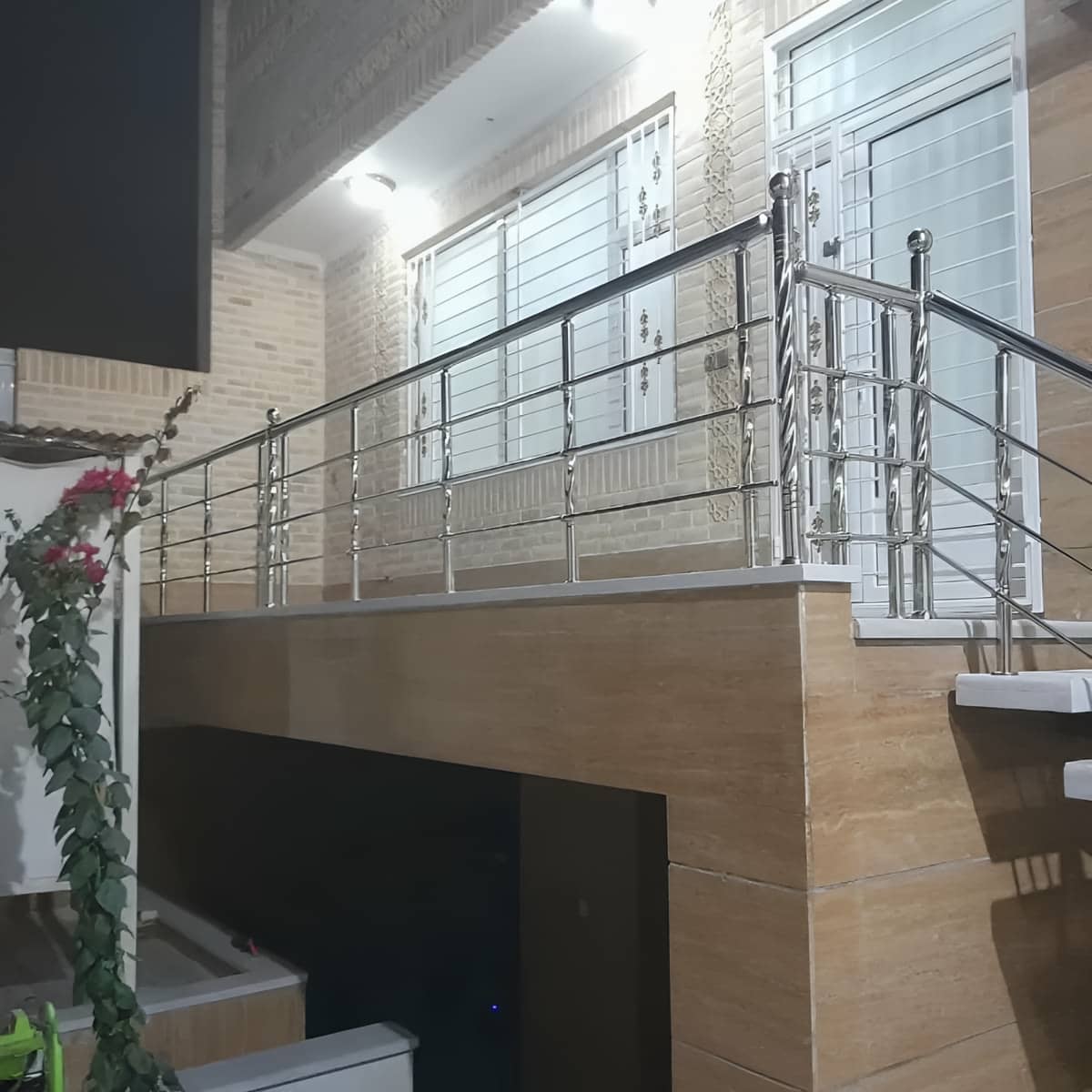 نرده استیل بالکن مدرن با مدل ساده و خطوط منظم