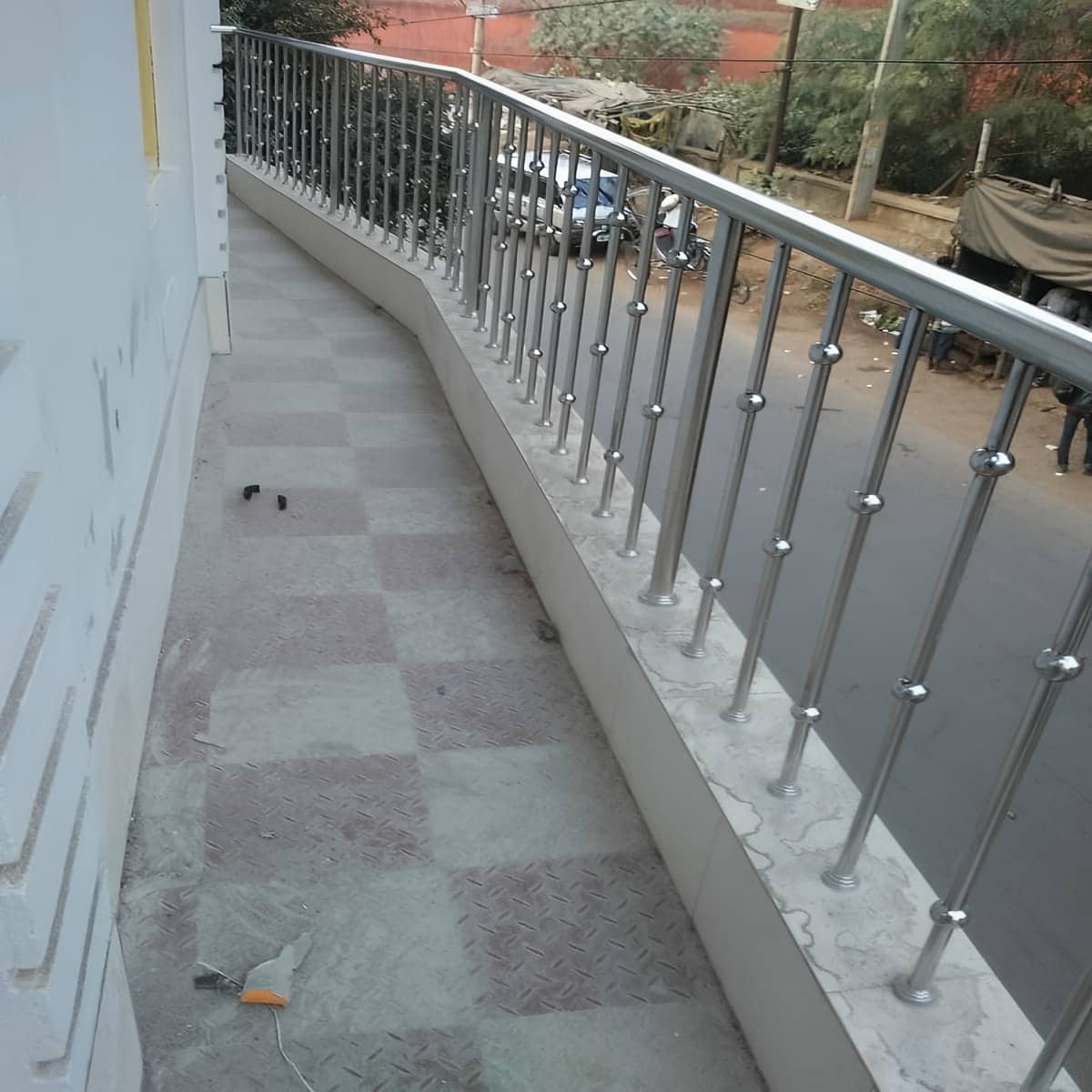 نرده استیل تراس مدرن با پایه محکم روی کف سنگی