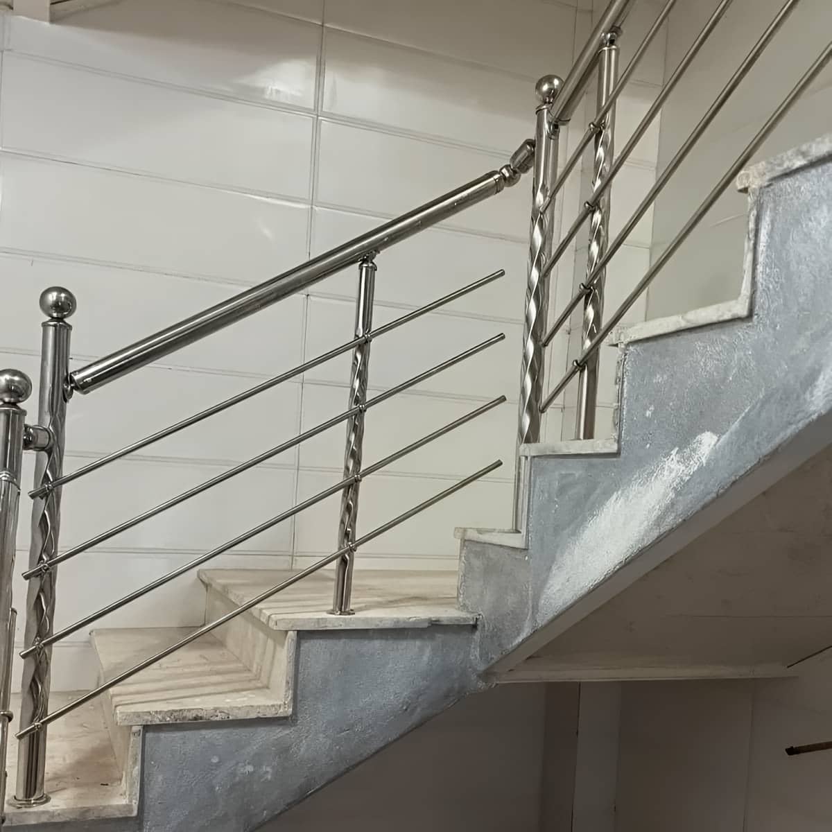 نرده استیل راه پله با لوله صیقلی و دستگیره خوش فرم نرده استیل راه پله مدرن