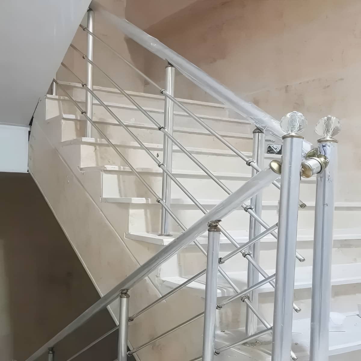نرده استیل سفارشی پروژهای با ترکیب شیشه شفاف و یراق استیل نرده استیل سفارشی پروژهای با ترکیب شیشه شفاف و یراق استیل