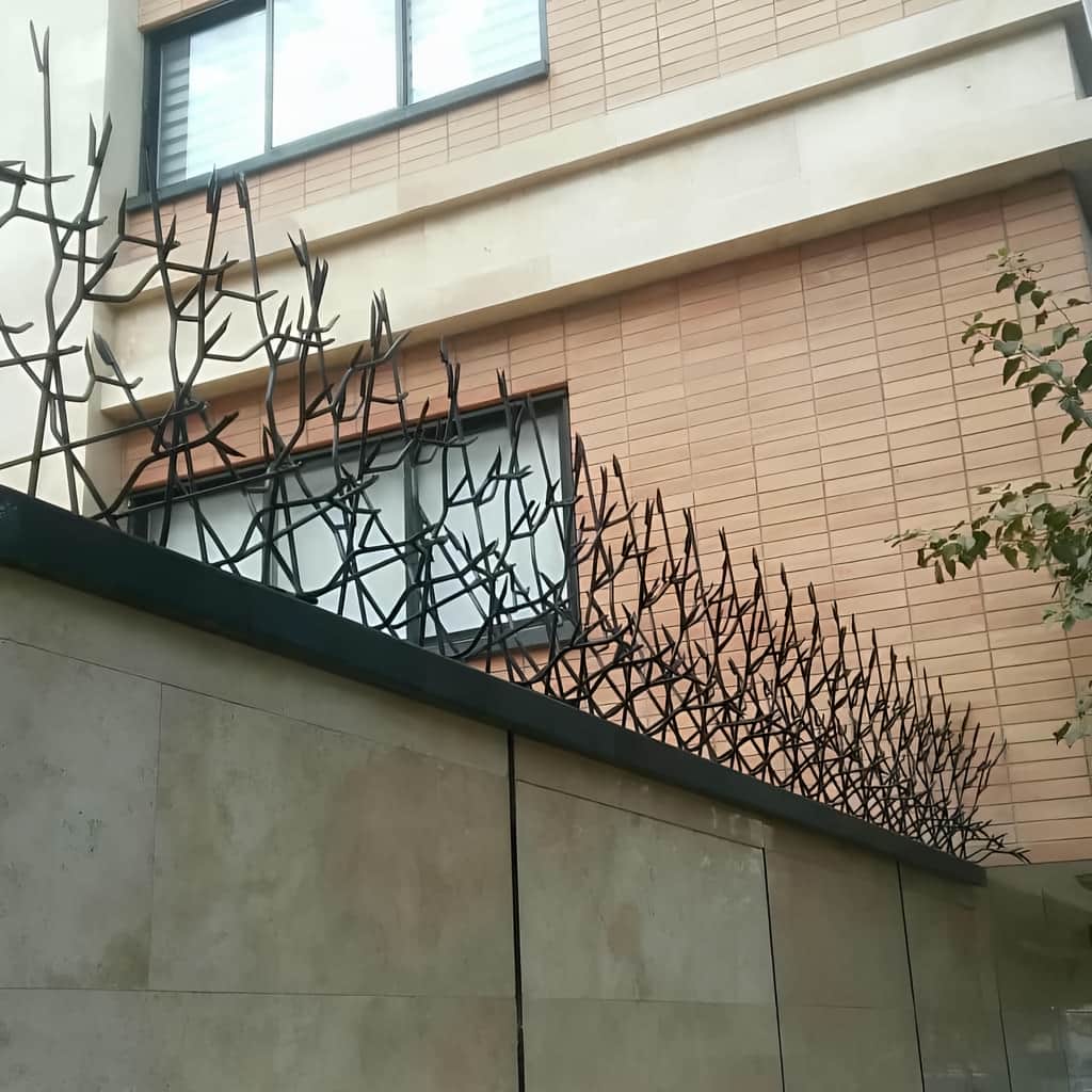 نصب حفاظ آبشاری روی دیوار سنگی با پلیت