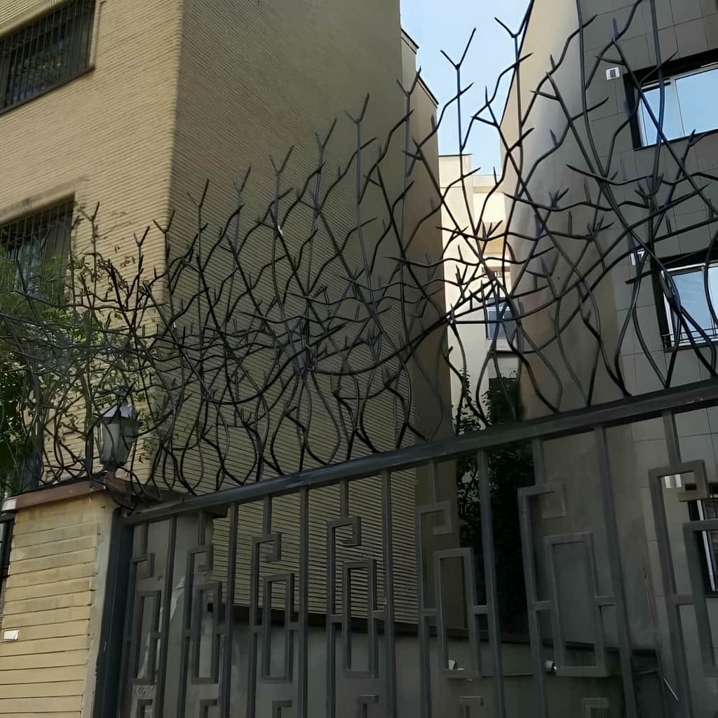 اجرای حفاظ دیوار بلند ضد سرقت روی تاج سنگی