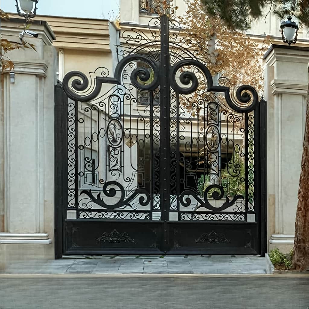 انتخاب درب حیاط شاسی سنگین دولنگه برای ورودی خودرو