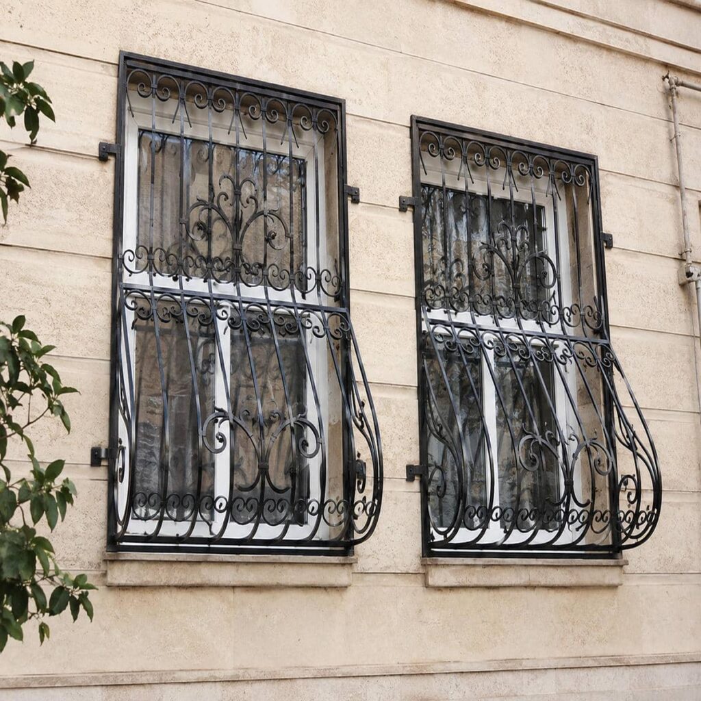 نصب نرده پنجره فلزی شاسی دار روی نما