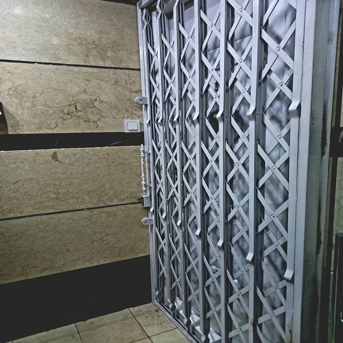 آیا درب آکاردئونی به‌راحتی نصب می‌شود؟