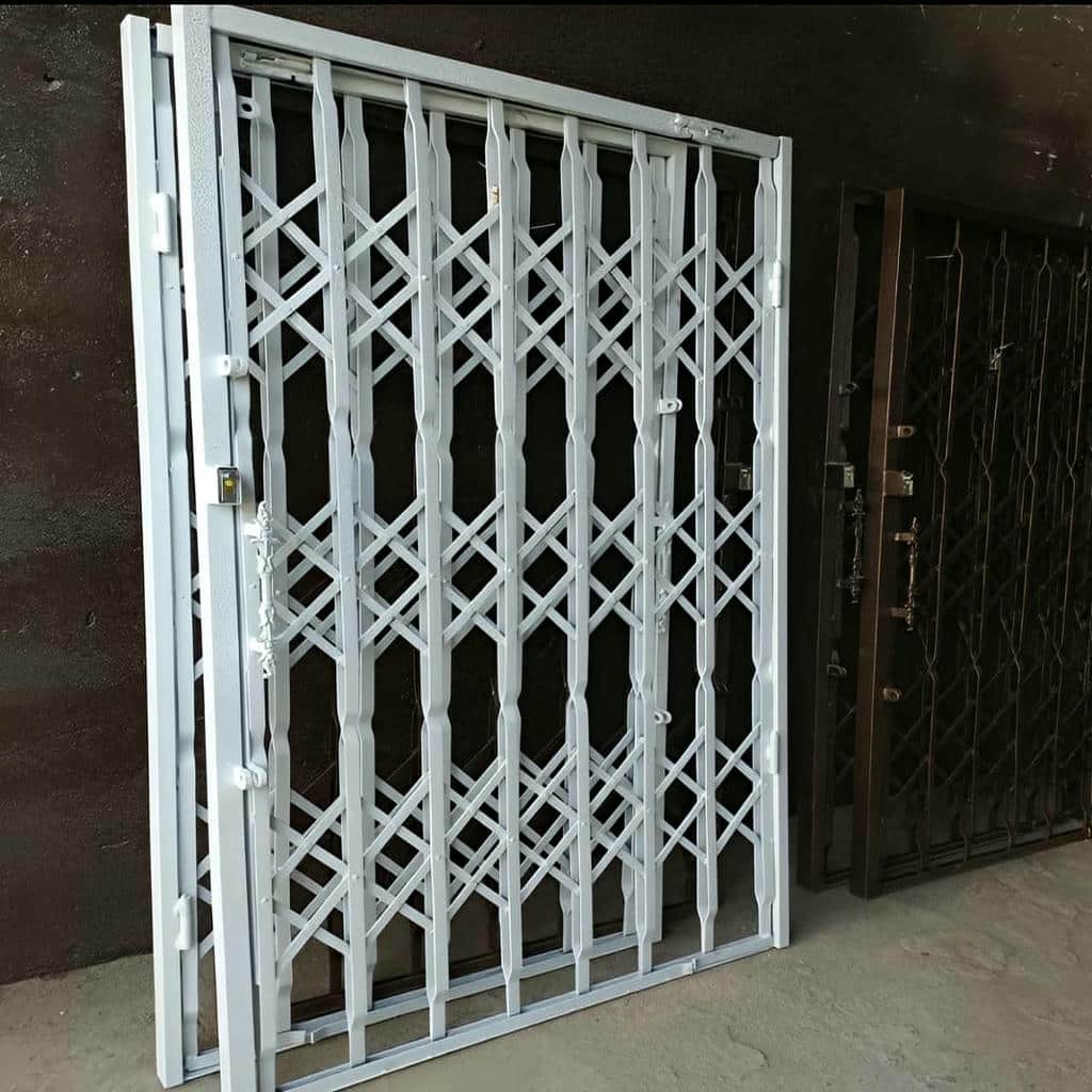 مدل چهار گل درب آکاردئونی مدرن مشکی ورودی اداری