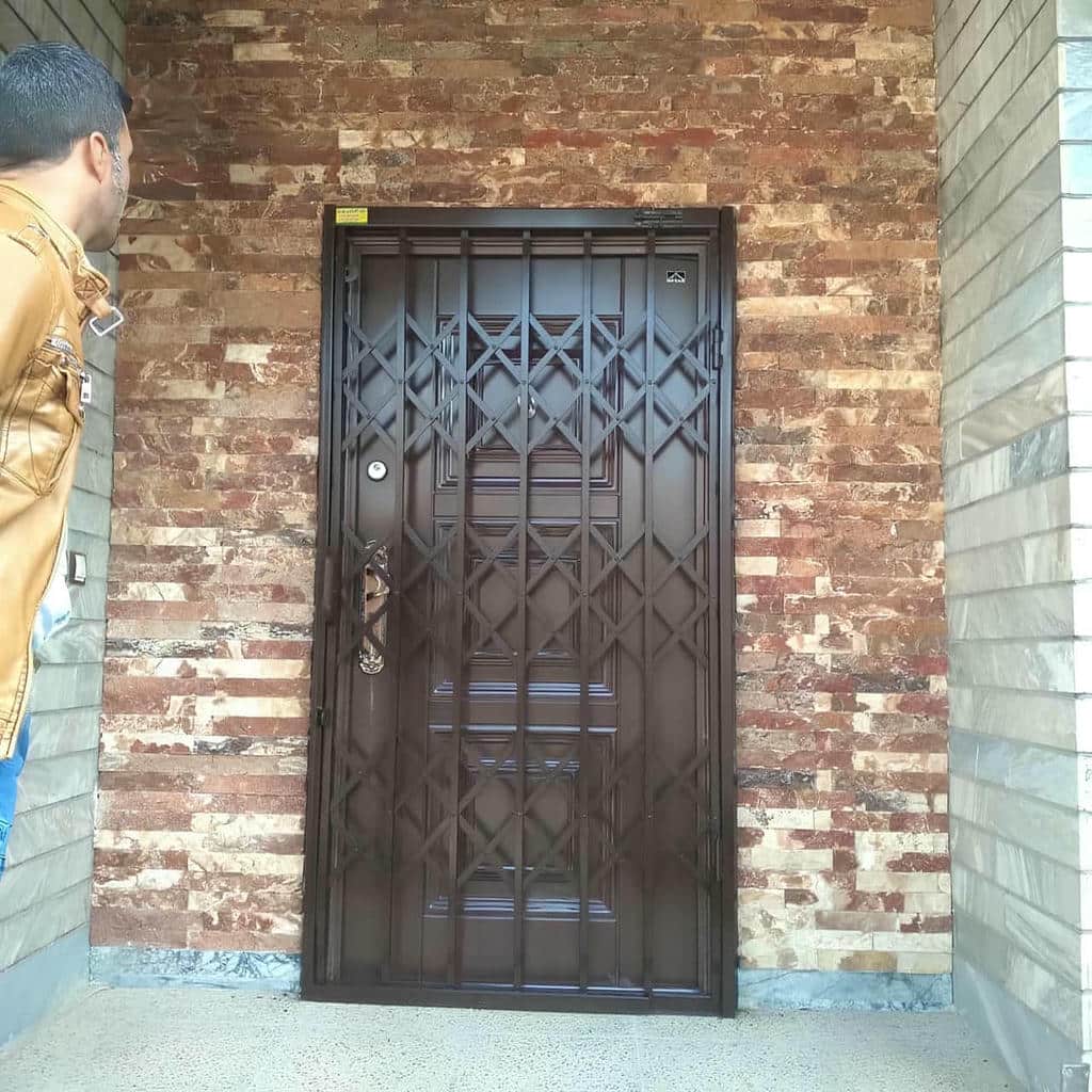 مقایسه طرح‌های درب ریلی آکاردئونی کم جا