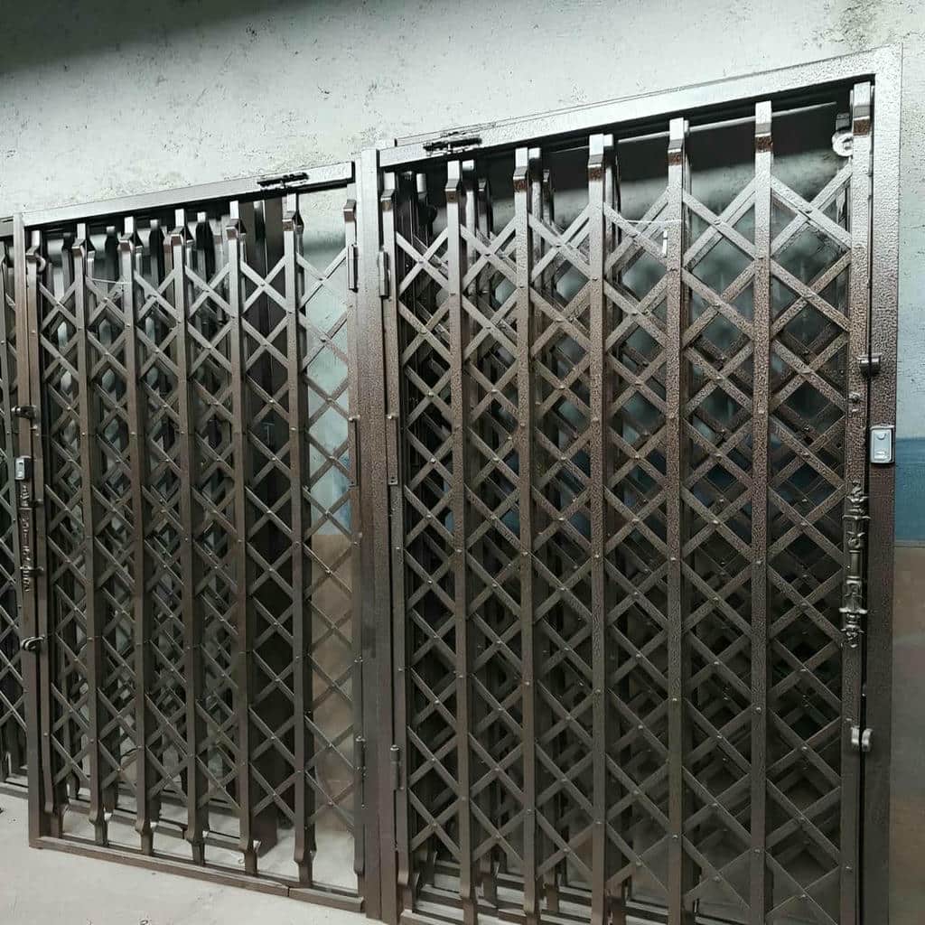 نمونه دوبل درب آکاردئونی مشکی طلایی
